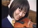 （無）《老電影》 一個年輕的女學生在學習拉小提琴。 它會被成人弄髒。 一個小提琴教練的男人在你不知不覺中就進行了性教育。